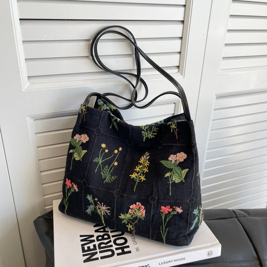 Détail des broderies florales du sac Bloom™