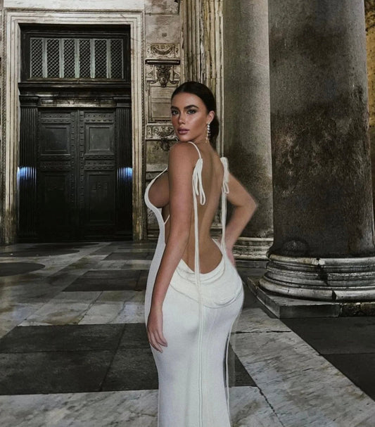Détail du dos nu raffiné de la robe Backless™.