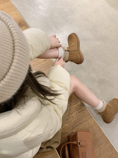 Design moderne des bottes CozyStep™ dans un cadre hivernal.