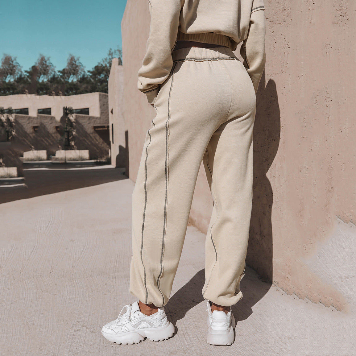 Vue rapprochée du sweat court MAEVA™ avec ses détails contrastés modernes.